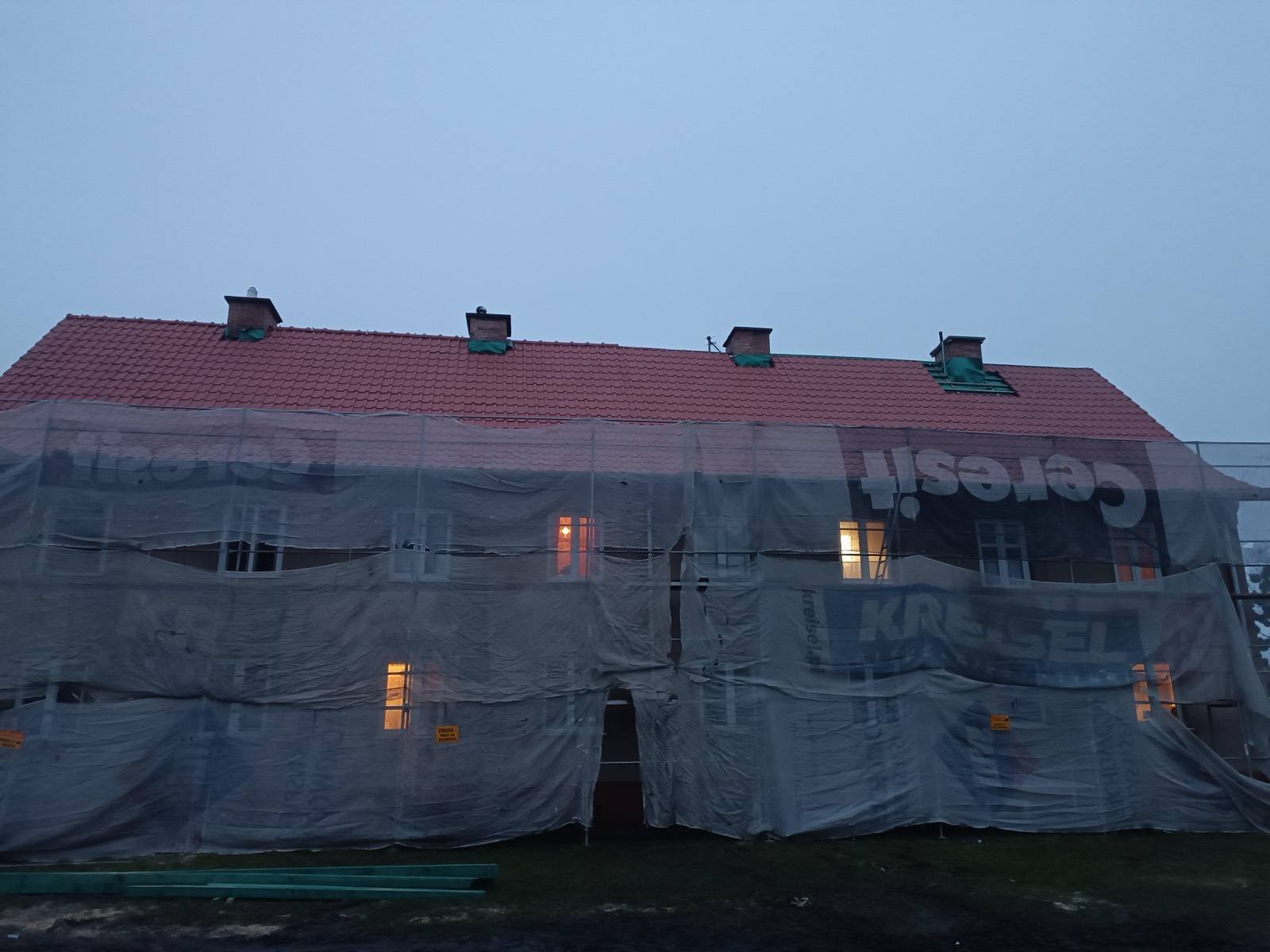 Budynek wielorodzinny przy ul. Mazurskiej w Elblągu — nowy dach z czerwonej dachówki, elewacja w trakcie remontu